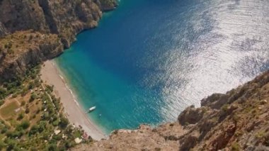 Kelebek Vadisi 'nin hava manzaralı kanyonu Fethiye, Türkiye. Turistler ve gezginler için popüler ve ünlü bir turistik nokta. Seyahat ve doğa kavramı. Hava görüntüsü 4K.