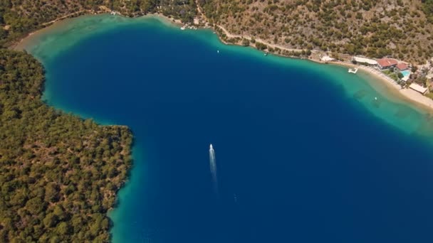 Fethiye的Oludeniz半岛 蓝色泻湖 无人驾驶飞机飞越沙滩 绿松石海 有日光浴床和雨伞的海滩度假胜地 炎热的夏日 令人惊叹的空中美景 — 图库视频影像