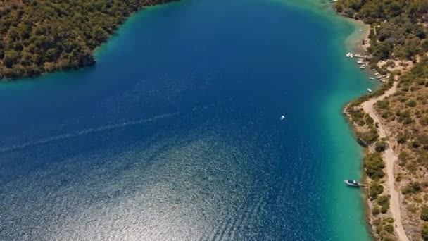 フィジーのオルデニス半島の素晴らしい空の景色 青いラグーン ターコイズブルーの海 サンベッドと傘のあるビーチリゾート 暑い夏の日 — ストック動画