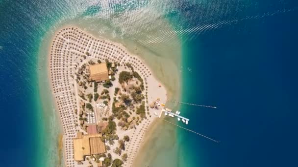 フィジーのオルデニス半島の素晴らしい空の景色 青いラグーン ターコイズブルーの海 サンベッドと傘のあるビーチリゾート 暑い夏の日 — ストック動画