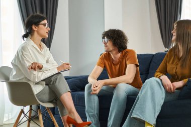 Profesyonel kadın psikolog koltuğunda oturup ofisinde bir çifte danışmanlık yapıyor. Onların endişelerini dinler ve sorunlarına çözüm bulur..