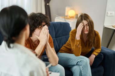 Evlilik psikoterapisi. Ofisteki hastalarla yapılan bir toplantıda psikolog kameranın karşısında oturuyor. İlişkilerini kurtarmaya ve boşanmaktan kaçınmaya çalışan mutsuz, hayal kırıklığına uğramış bir çift. Seçici Odaklanma