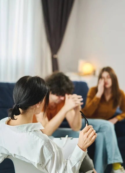Divorțul Terapia Terapeutul Cuplu Pentru Căsătoria Eșuată Femeia Este Lacrimi — Fotografie, imagine de stoc