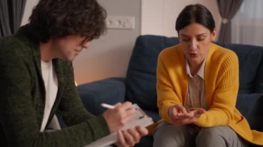 Depresyonda olan genç bir kadın psikolojik boşalma odasında rahat koltukta oturan sorunlardan bahsediyor. Ofisteki hastayı dinleyen profesyonel bir psikolog ve not defterine notlar alıyor.