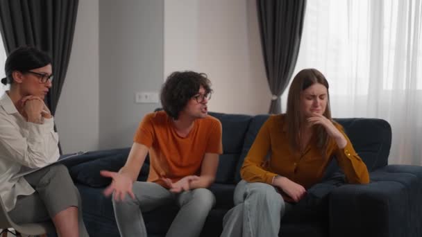 Psikoterapistle Danışmanlık Seansında Olan Genç Bir Çift Terapist Alması Nın — Stok video