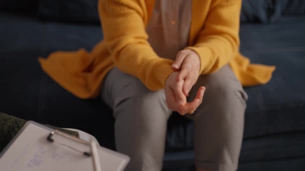 Psycholoog Zittend Aanraking Hand Jonge Depressieve Vrouw Voor Aanmoediging Bank — Stockvideo