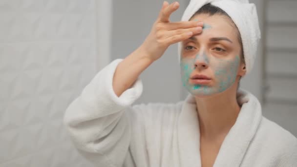Mulher Atraente Aplicar Creme Cuidados Com Pele Rosto Olhar Espelho — Vídeo de Stock