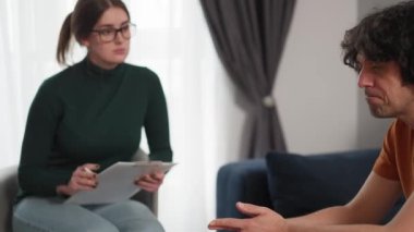 Gergin ve bitkin adam onun önünde kanepede otururken psikolog onun sorunlarını anlatmaya çalışıyor