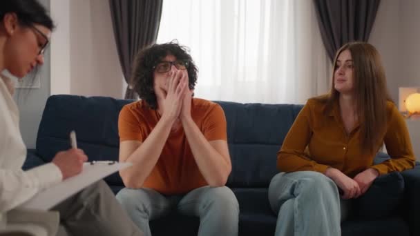 Mutsuz Çift Tartışır Psikologla Terapi Seansı Sırasında Ilişki Problemlerini Ifade — Stok video