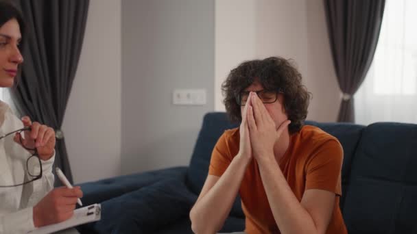 Házassági Pszichoterápia Pszichológus Vissza Kamera Előtt Egy Találkozó Során Betegek — Stock videók