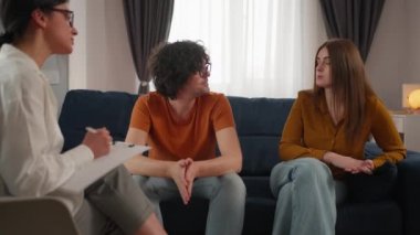 Mutsuz çift tartışır ve psikologla terapi seansı sırasında ilişki problemlerini ifade eder. Evlilik terapisi. İlişki sorunları çözülüyor