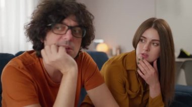 Genç çiftin sorunlarından bahsetmesi, çözümlere ulaşması, birbirlerini dinlemesi. İki ciddi ortak arasında yapıcı bir diyalog. Evde terapi seansı