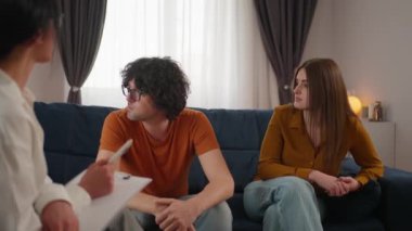 Genç, evli bir kadın kocasından ve aile krizinden şikayetçi. Aile terapisi. İlişki sorunları. Duygusal insanlar..
