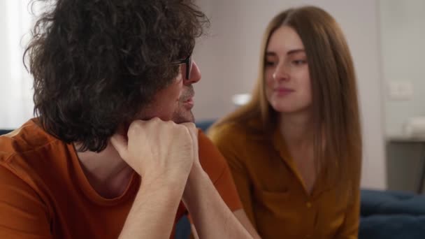 Genç Çiftin Sorunlarından Bahsetmesi Çözümlere Ulaşması Birbirlerini Dinlemesi Ciddi Ortak — Stok video
