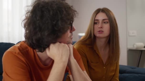 Închideți Cuplul Tânăr Vorbind Despre Problemele Lor Ajungând Soluții Ascultându — Videoclip de stoc