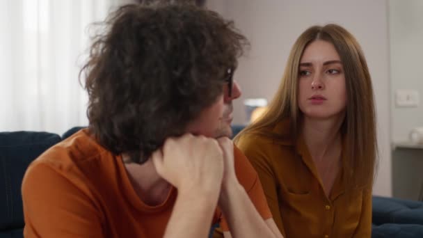 Închideți Cuplul Tânăr Vorbind Despre Problemele Lor Ajungând Soluții Ascultându — Videoclip de stoc