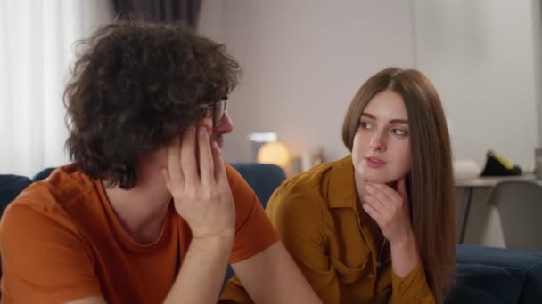 Genç Çiftin Sorunlarından Bahsetmesi Çözümlere Ulaşması Birbirlerini Dinlemesi Ciddi Ortak — Stok video