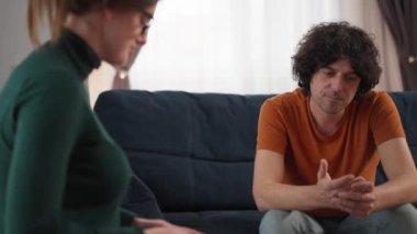 Sorunlu genç adam, oturumdaki psikoterapist sorununu anlatırken konsantre olmaya çalışıyor