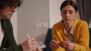 Depresyonda olan genç bir kadın psikolojik boşalma odasında rahat koltukta oturan sorunlardan bahsediyor. Ofisteki hastayı dinleyen profesyonel bir psikolog ve not defterine notlar alıyor.