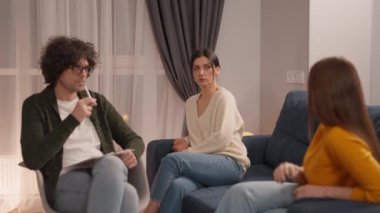 Evli iki beyaz kadın psikolog muayenehanesinde terapi görüyorlar. Aile psikologunu ziyaret eden kızgın genç kız arkadaşlar ilişki sorunlarını tartışıyorlar.