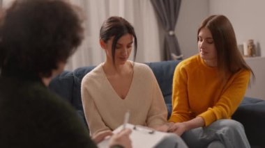 LGBTQ homoseksüel çifti psikolog terapistinde terapi seansına katılıyor. Pwo genç kadın aile hayatındaki sorunları ve ilişkileri hakkında konuşuyor.