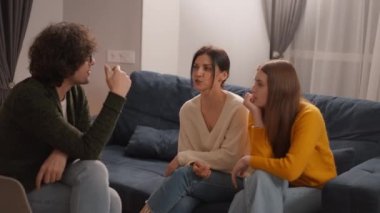 Grup terapisi sırasında çeşitli insanların konuştuğu ve bir çemberin içinde oturduğu grubu kapatın. Birbirinin desteğini hissetmek. Koç terapisti şaka yapıyor ve diğer insanlar gülüyor