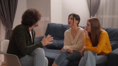 Grup terapisi sırasında çeşitli insanların konuştuğu ve bir çemberin içinde oturduğu grubu kapatın. Birbirinin desteğini hissetmek. Koç terapisti şaka yapıyor ve diğer insanlar gülüyor