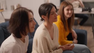 Grup terapisi sırasında çeşitli insanların konuştuğu ve bir çemberin içinde oturduğu grubu kapatın. Birbirinin desteğini hissetmek. Koç terapisti şaka yapıyor ve diğer insanlar gülüyor