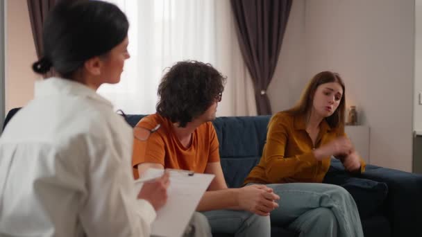 Naštvaný Americký Pár Hádá Pak Poslouchá Rodinného Terapeuta Při Poradně — Stock video