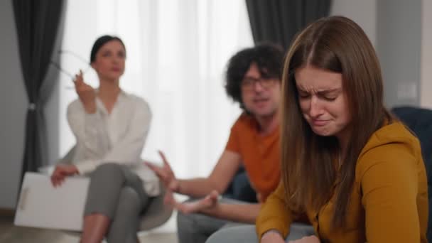 Öfkeli Agresif Erkek Arkadaş Sinirini Kaybeder Duygusal Olarak Acı Çeken — Stok video