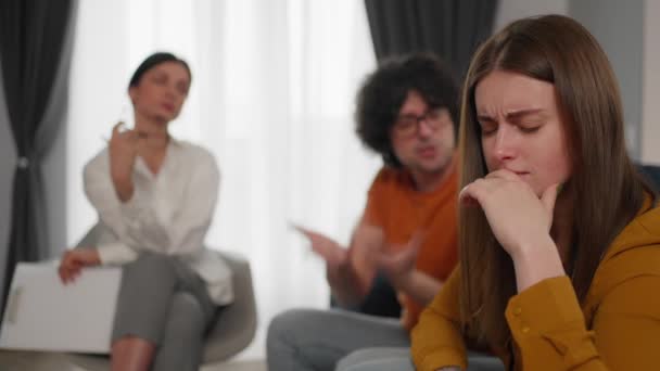 愤怒而咄咄逼人的男友失去了坦帕 在感情上对他痛苦的女友大喊 和家人一起参加心理治疗师的咨询会议 治疗师记录 — 图库视频影像
