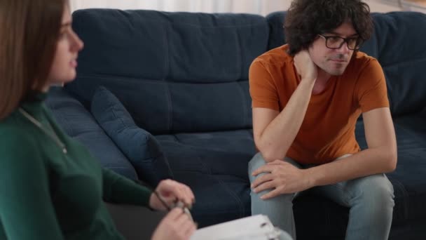 Troublé Jeune Homme Essayant Concentrer Tout Décrivant Son Problème Psychothérapeute — Video
