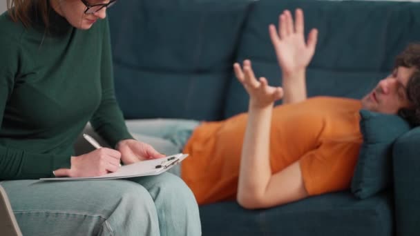 Menutup Tulisan Psikolog Dan Pasien Laki Laki Menjawab Pertanyaan Kantor — Stok Video