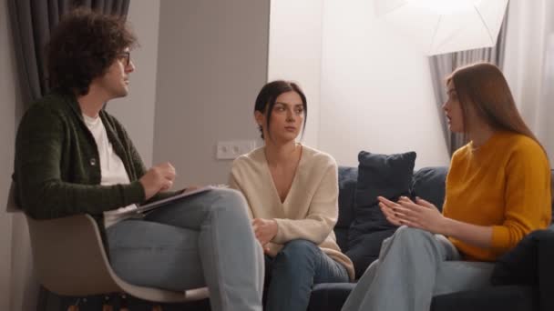 心理学者と話す女性Lgbtゲイのカップル結婚を救うために治療を受けている家族 — ストック動画