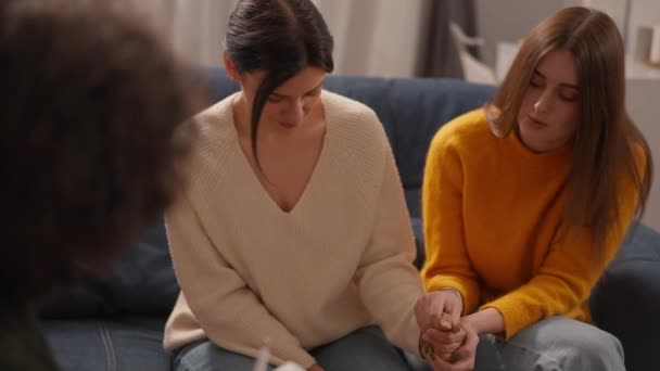 Lesbisch Koppel Verliefd Knuffelen Therapiesessie Relatietherapie Vrouwen Zitten Bank Hand — Stockvideo