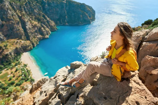 Приголомшливий Образ Молодої Жінки Туристки Яка Сидить Скелі Дивиться Неймовірний — стокове фото