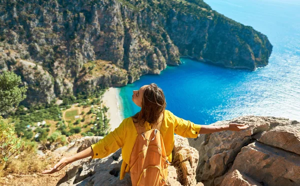 Reisendes Mädchen Urlaub Sitzt Auf Klippe Die Freiheit Öffnet Die — Stockfoto