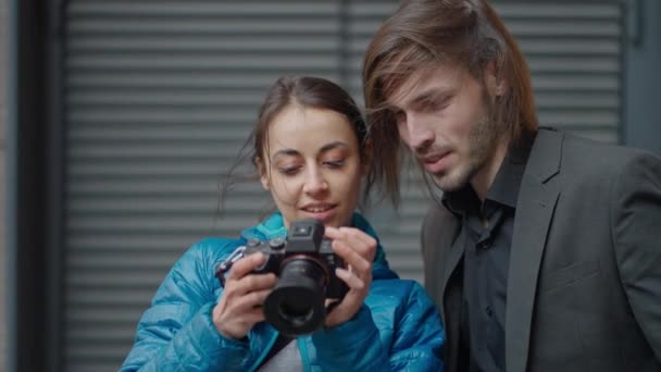 Çekici Kadın Fotoğrafçı Şehir Sokaklarında Genç Yakışıklı Adamları Için Fotoğraf — Stok video