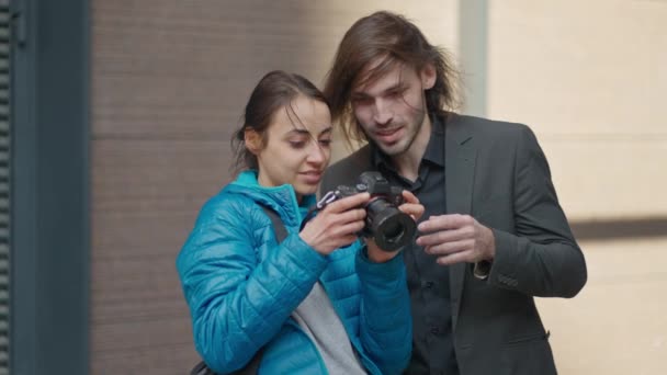 Atrakcyjna Kobieta Fotograf Robi Sesję Zdjęciową Dla Młodego Przystojnego Biznesmena — Wideo stockowe