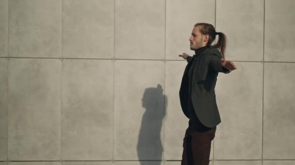 Pria Tampan Bergaya Hitam Klasik Berjalan Sepanjang Dinding Beton Abu — Stok Video