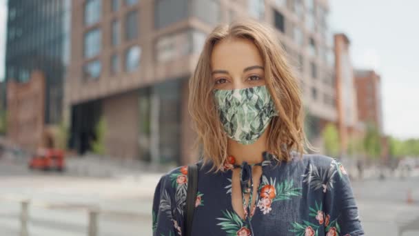 Die Attraktive Junge Frau Schutzmaske Und Sommerkleid Steht Draußen Auf — Stockvideo