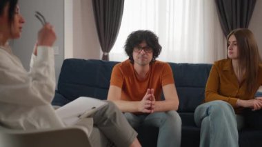 Genç, evli bir kadın kocasından ve aile krizinden şikayetçi. Aile terapisi. İlişki sorunları. Duygusal insanlar..