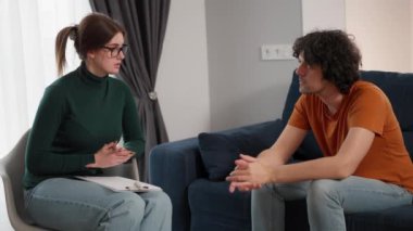 Sorunlu genç adam, oturumdaki psikoterapist sorununu anlatırken konsantre olmaya çalışıyor