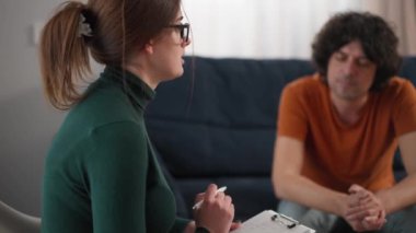 Kadın bir psikiyatristin muayenesinde erkek hasta. Akıl sağlığı. El ele tutuşmak. Yakın plan..