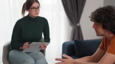 Gergin ve bitkin adam onun önünde kanepede otururken psikolog onun sorunlarını anlatmaya çalışıyor