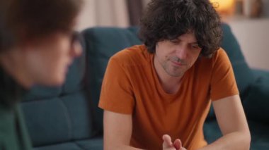 Mutsuz Amerikalı bir adam danışmanlık ofisinde kanepede oturuyor ve kadın psikoloğa dertlerinden yakınıyor.