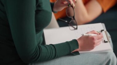 Psikolog yazılarını kapatın ve erkek hasta teşhis için psikolojik testleri geçerek soruları cevaplıyor. Adam sorunlarını anlatıyor. İnsanlar ve psikoloji kavramı