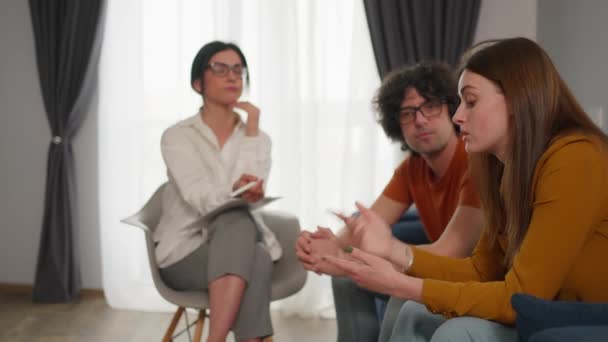 Pasangan Memiliki Sesi Terapi Dengan Psikolog Untuk Memecahkan Masalah Hubungan — Stok Video