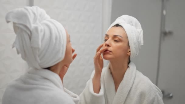 Nahaufnahme Schöne Frau Anwendung Hautpflege Lotion Auf Das Gesicht Pflege — Stockvideo