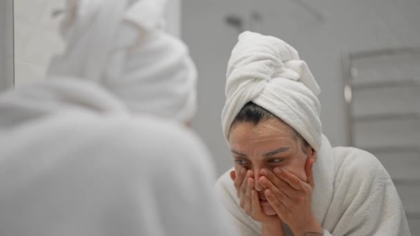 Mujer Que Usa Espuma Hidratante Para Lavarse Cara Sonreír Rutina — Vídeo de stock